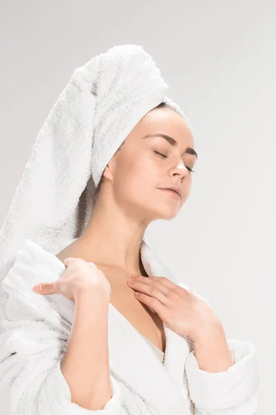 A menina com uma pele limpa no banheiro — Fotografia de Stock