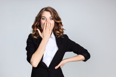 Mutlu duygularla genç kadının portresi