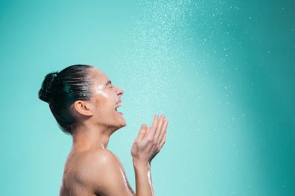 Mulher desfrutando de água no chuveiro sob um jato — Fotografia de Stock