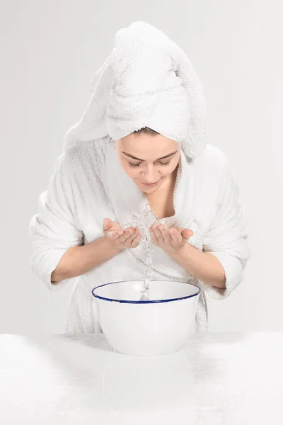 Jovem mulher lavando rosto com água limpa — Fotografia de Stock