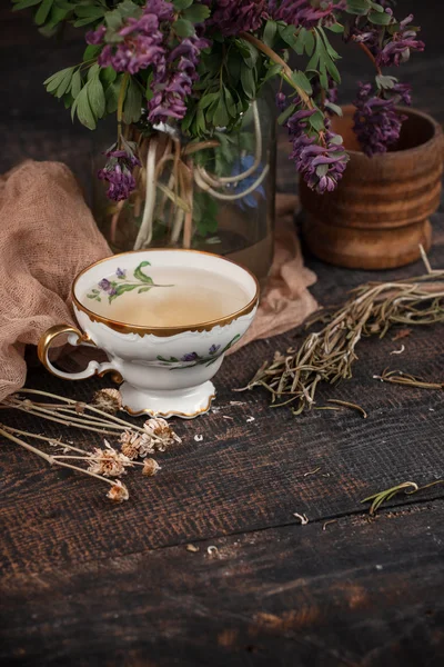 Çay limon ve campanula'lar masada buket — Stok fotoğraf