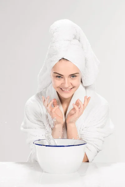Jovem mulher lavando rosto com água limpa — Fotografia de Stock