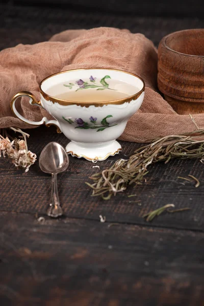 Τσάι με λεμόνι και αποξηραμένα λουλούδια στο τραπέζι — Φωτογραφία Αρχείου