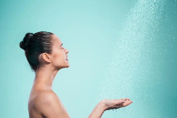 Mulher desfrutando de água no chuveiro sob um jato — Fotografia de Stock