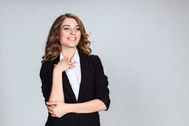 Mutlu duygularla genç kadının portresi