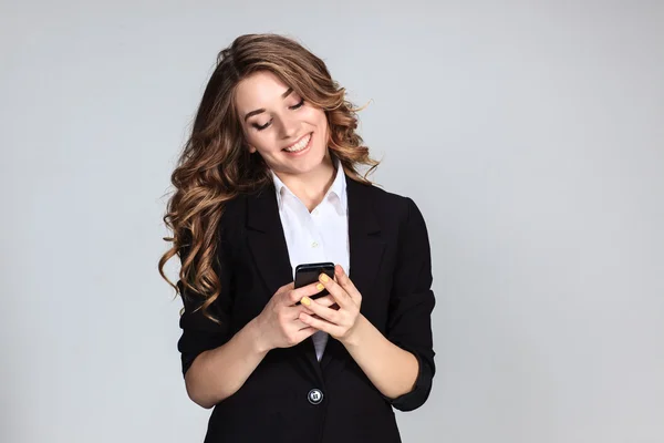 Las jóvenes mujeres retratan con emociones felices — Foto de Stock