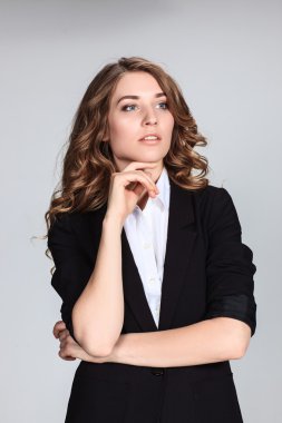 Gri arka plan üzerinde mutlu düşünceli kadın