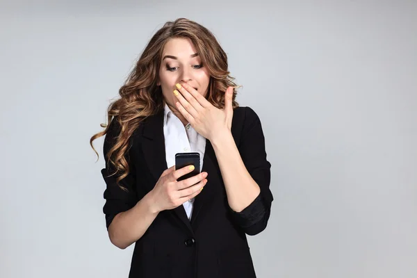 Las jóvenes mujeres retratan con emociones felices — Foto de Stock