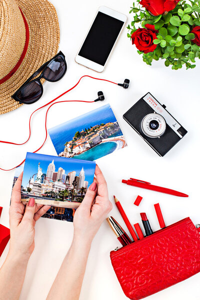 Женские руки и открытки с видами
