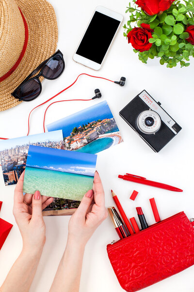 Женские руки и открытки с видами
