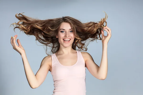 Das junge Frauenporträt mit glücklichen Gefühlen — Stockfoto