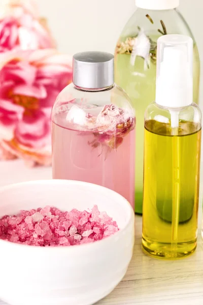 Ajuste spa con rosas rosadas y aceite aromático, estilo vintage — Foto de Stock