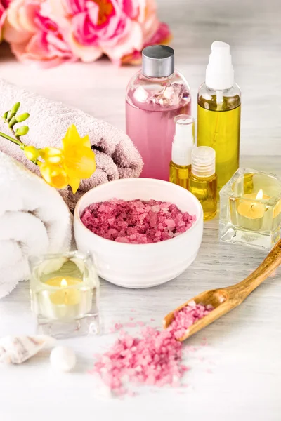 Ajuste spa con rosas rosadas y aceite aromático, estilo vintage —  Fotos de Stock