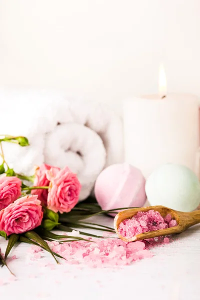 Ajuste spa con rosas rosadas y aceite aromático, estilo vintage — Foto de Stock