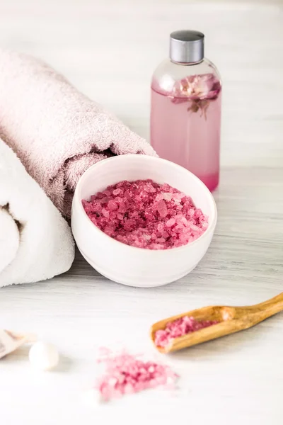 Ambiente de spa com rosas rosa e óleo de aroma, estilo vintage — Fotografia de Stock