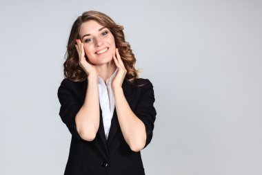 Mutlu duygularla genç kadının portresi