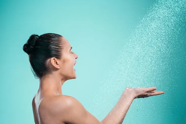Kvinna som njuter av vatten i duschen under en jet — Stockfoto