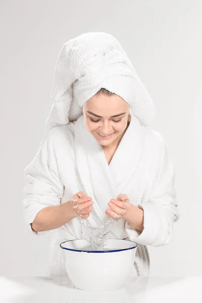 Jeune femme lavage visage avec de l'eau propre — Photo