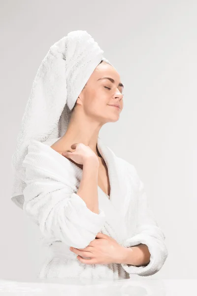 Het meisje met een schone huid in badkamer — Stockfoto