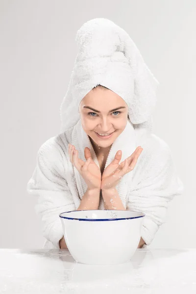 Jovem mulher lavando rosto com água limpa — Fotografia de Stock