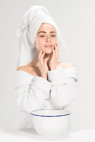 Giovane donna che lava il viso con acqua pulita — Foto Stock
