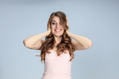 Mutlu duygularla genç kadının portresi