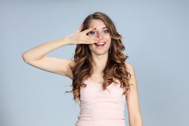 Mutlu duygularla genç kadının portresi