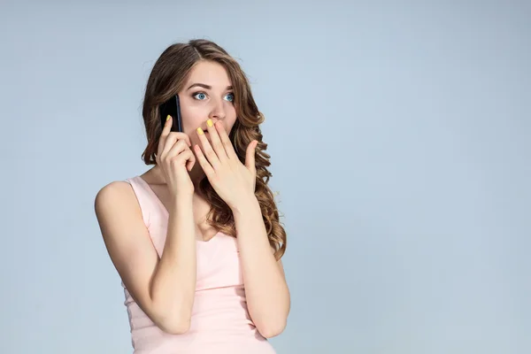 Retrato de mujer joven con teléfono — Foto de Stock