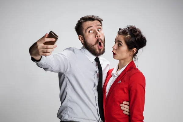 Deux collègues amis prenant selfie avec caméra téléphonique — Photo