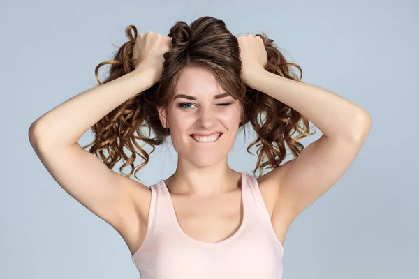 Las jóvenes mujeres retratan con emociones felices —  Fotos de Stock