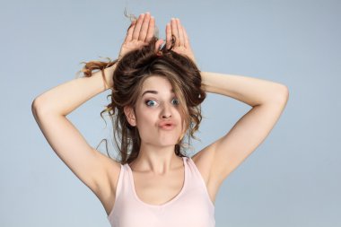 Mutlu duygularla genç kadının portresi