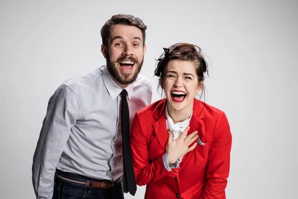 ビジネスの男性と灰色の背景に笑う女性 — ストック写真