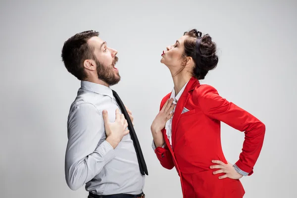 Der Geschäftsmann und die Geschäftsfrau, die auf grauem Hintergrund kommunizieren — Stockfoto