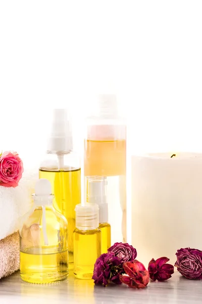 Wellness-Setting mit rosa Rosen und Aromaöl im Vintage-Stil — Stockfoto