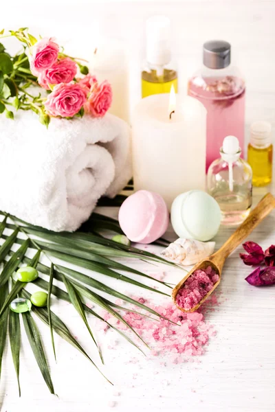 Wellness-Setting mit rosa Rosen und Aromaöl im Vintage-Stil — Stockfoto