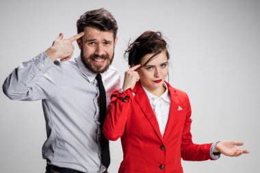 Üzücü iş erkek ve kadın gri bir arka plan üzerinde çakışan