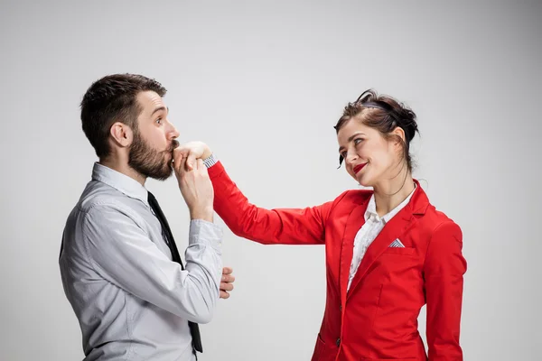 Den verksamhet man och kvinna kommunicera på en grå bakgrund — Stockfoto