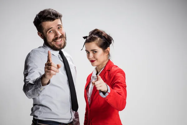 El hombre y la mujer de negocios sobre un fondo gris —  Fotos de Stock