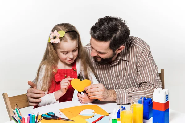 Córki i ojca wykroić aplikacji papierowych — Zdjęcie stockowe