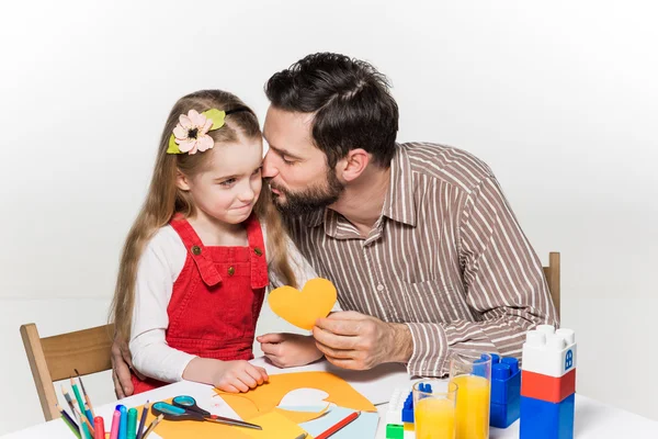 Dotter och far lyfta ut papper program — Stockfoto