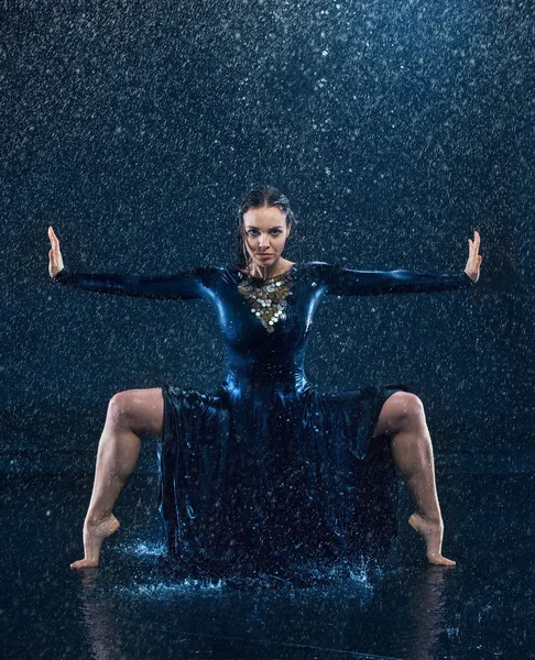 根据水滴跳舞的年轻美丽现代舞蹈家 — 图库照片