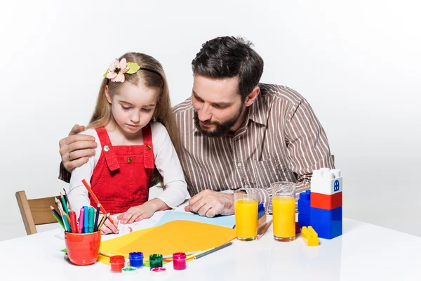 Дочь и отец рисуют вместе — стоковое фото