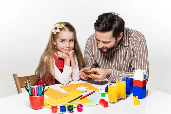 Córki i ojca wykroić aplikacji papierowych — Zdjęcie stockowe