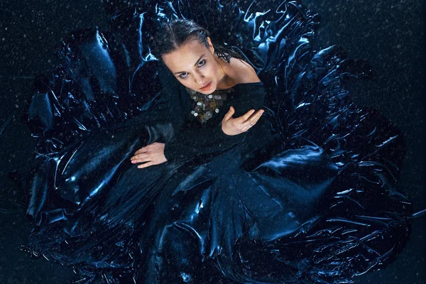 The young beautiful modern dancer posing under water drops — Stock Photo, Image