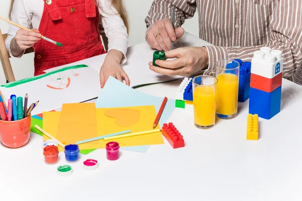 De dochter en de vader houtsnijwerk uit papier toepassingen — Stockfoto