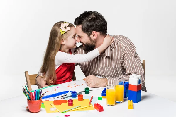 The daughter and father drawing together — Stock Photo, Image