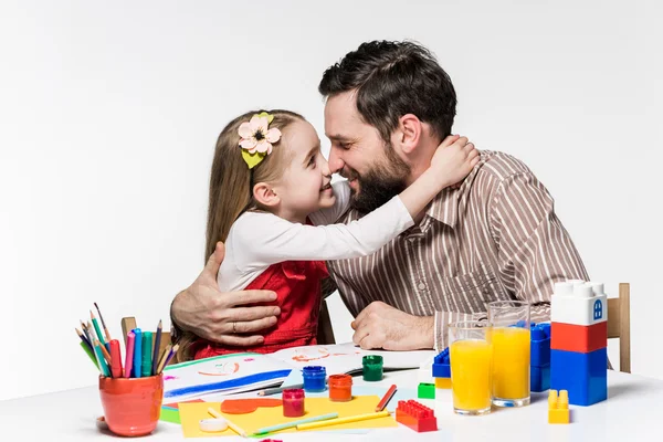 The daughter and father drawing together — Stock Photo, Image