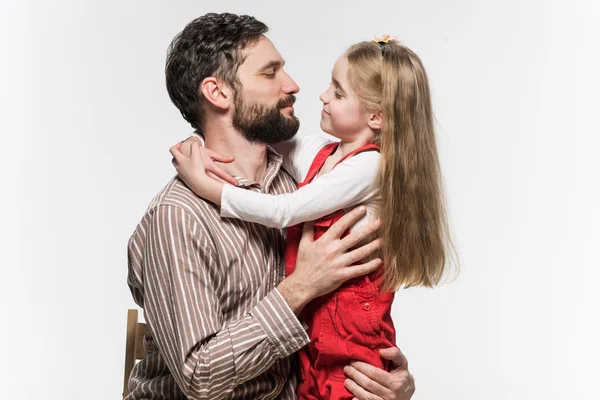 Meisje die haar vader knuffelen op een witte achtergrond — Stockfoto