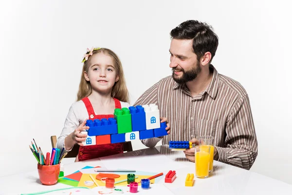 Otec a dcera spolu hrají vzdělávacích her — Stock fotografie