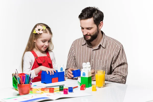 Otec a dcera spolu hrají vzdělávacích her — Stock fotografie
